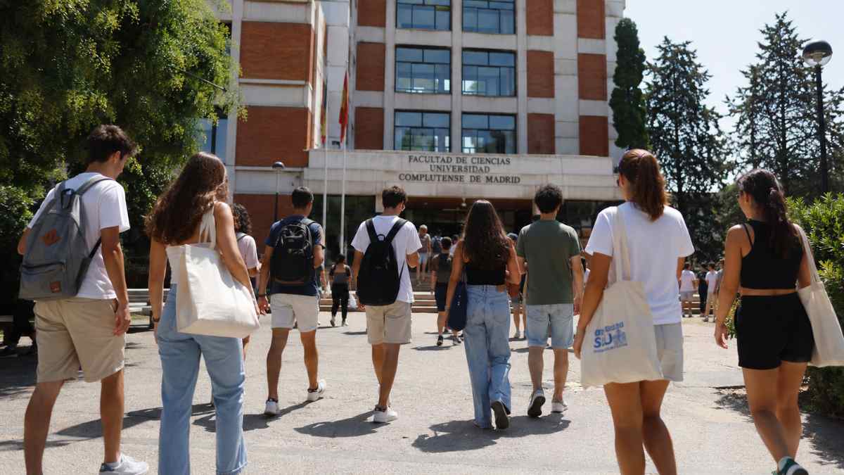 Estudiantes entrando en la Universidad Complutense de Madrid durante el proceso de preinscripción universitaria 2026