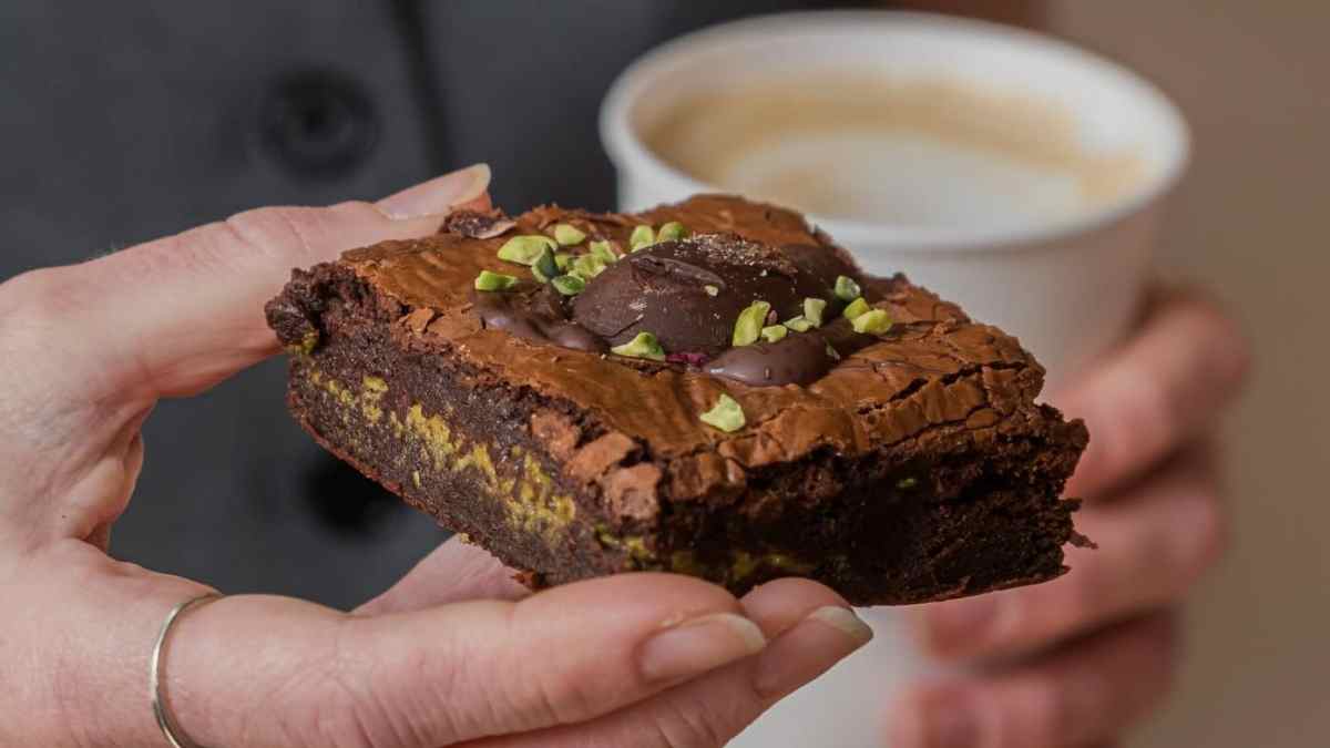 Brownie artesanal de chocolate con pistacho y café en el nuevo obrador Melt de Madrid