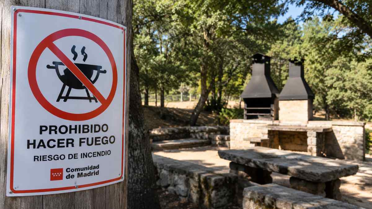Cartel de prohibido hacer barbacoas en un área recreativa de Madrid por riesgo de incendios forestales