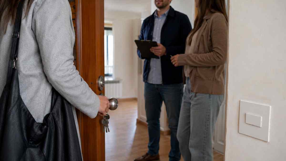 Inquilina entra en una vivienda mientras el propietario enseña el piso tras ponerlo a la venta
