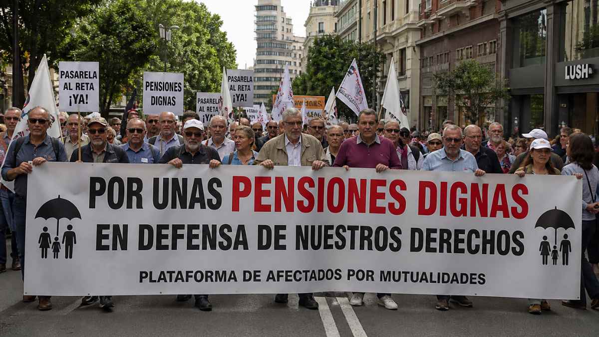 Protesta de mutualistas en Madrid por pensiones dignas y pasarela al RETA con pancartas reivindicativas