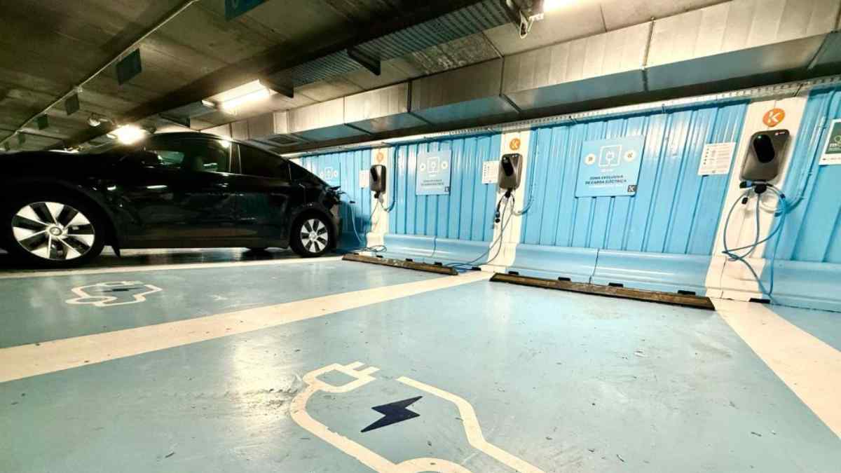 Coche eléctrico cargando gratis en el parking de Gran Vía de Majadahonda durante la campaña de recarga gratuita