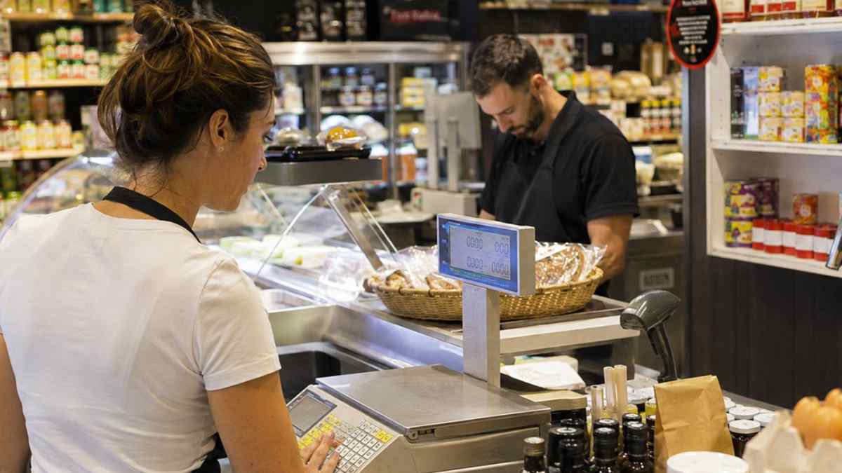 Trabajadores de una tienda de alimentación en Madrid afectados por el nuevo registro obligatorio de comercios alimentarios