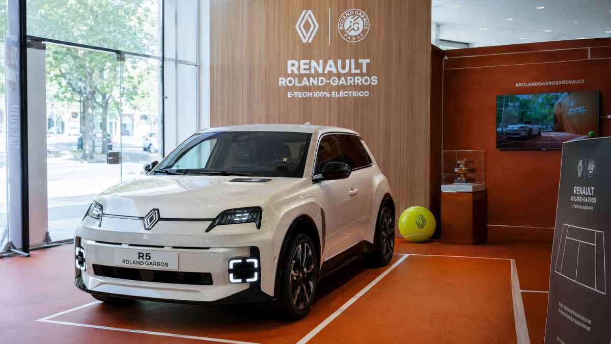 Renault 5 E-Tech eléctrico edición Roland Garros expuesto en rnlt Madrid con experiencia gratuita de tenis y premio viaje