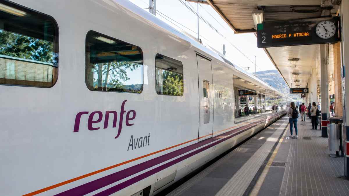 Tren Avant de Renfe en la estación de Toledo con destino Madrid durante la hora punta