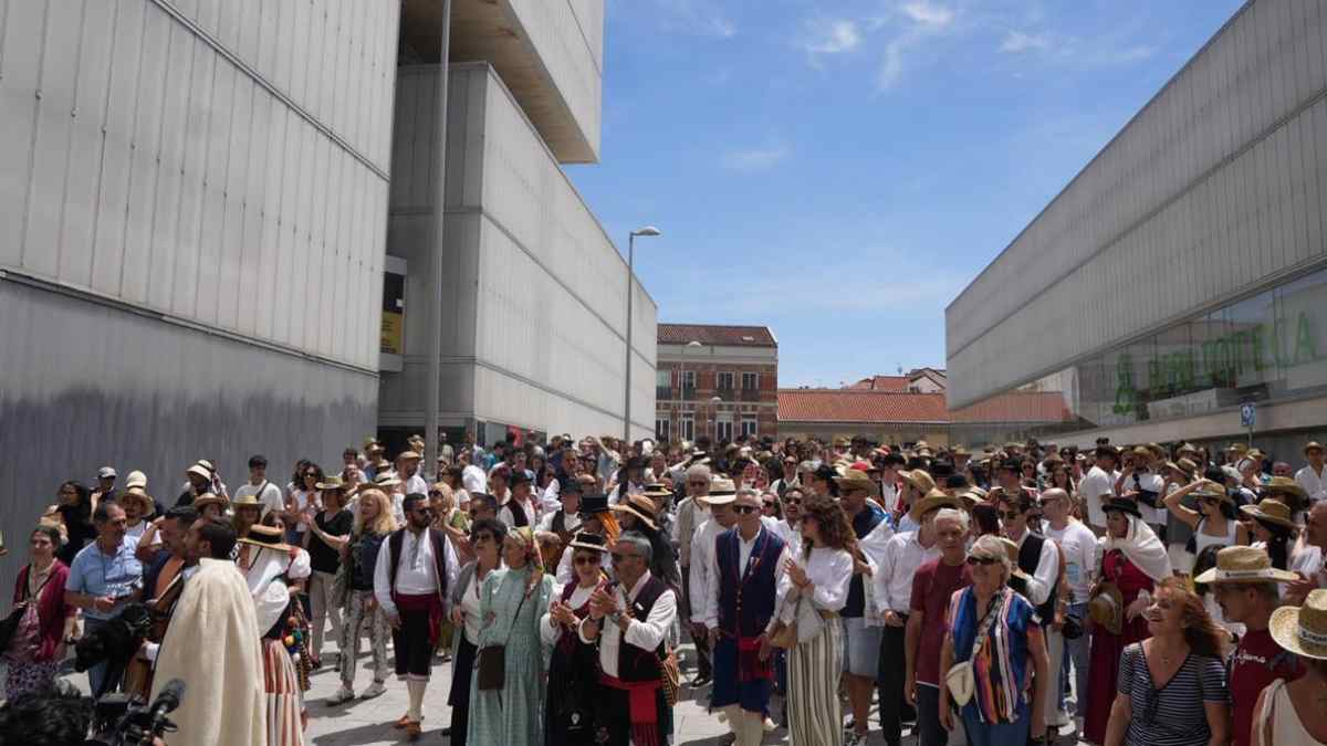 Romeros canarios durante la IX Romería Canaria celebrada en Madrid con trajes típicos y gran afluencia de público