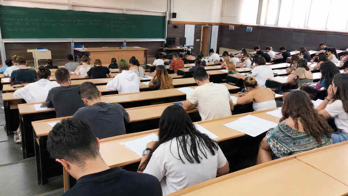 Estudiantes realizando los exámenes de la Selectividad 2026 en un aula de la Comunidad de Madrid