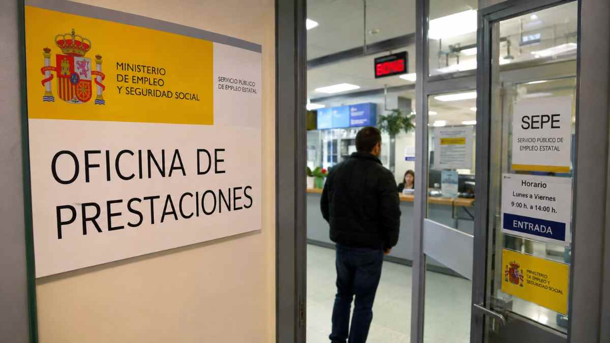 Persona entrando en una oficina del SEPE para solicitar el subsidio para mayores de 52 años tras varios años en paro