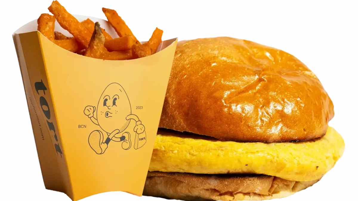 Tortiburguer viral servida en un restaurante de Madrid con tortilla de patatas entre panes