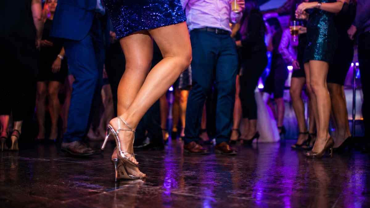 Trabajadora de baja médica bailando en una discoteca tras acudir a una boda en Madrid