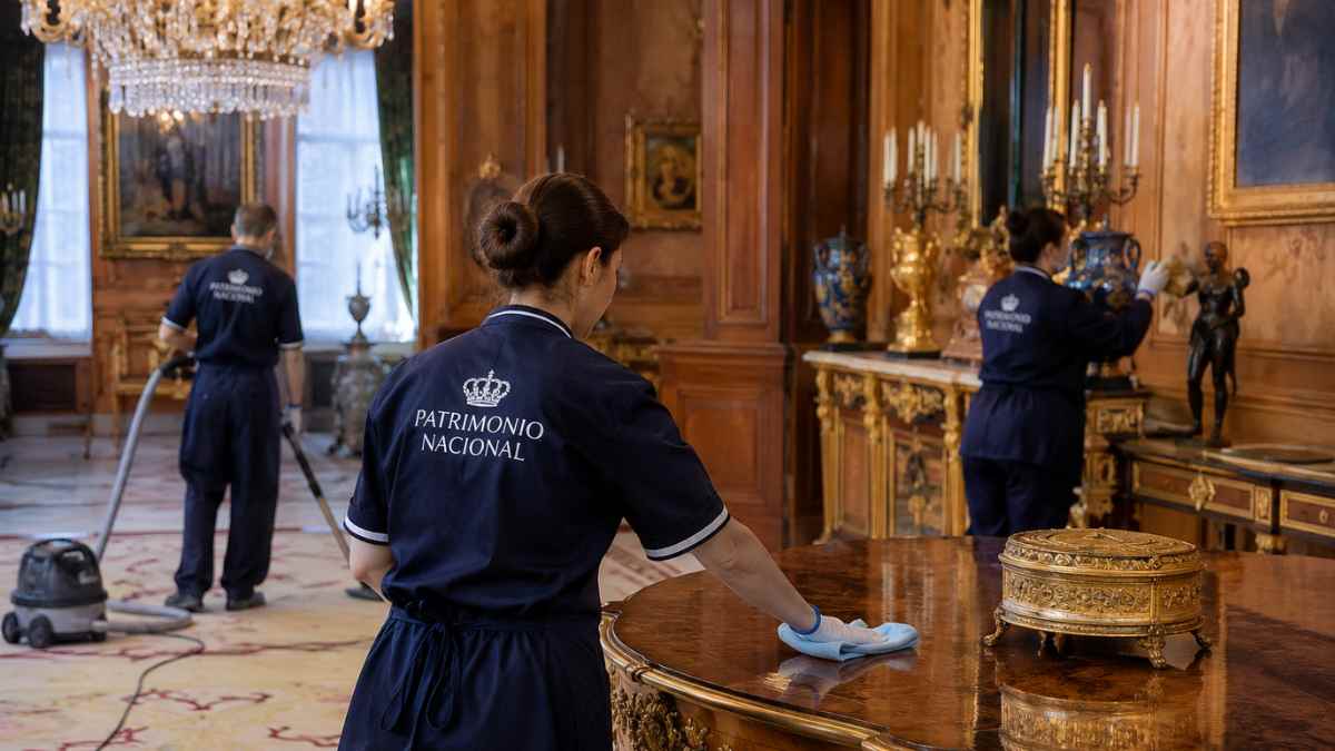 Personal de limpieza trabajando en el Palacio de la Zarzuela con protocolos especiales de conservación del patrimonio