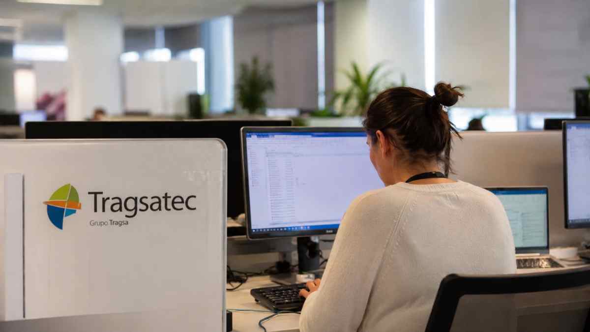 Administrativa trabajando en las oficinas de Tragsatec durante la gestión de ayudas y subvenciones del plan Renove en Madrid