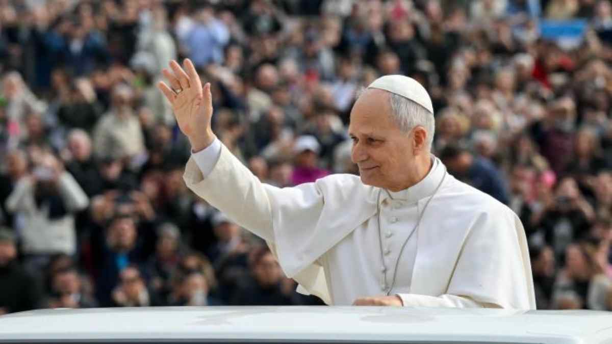 Papa León XIV saludando durante un acto multitudinario en Madrid por su visita oficial