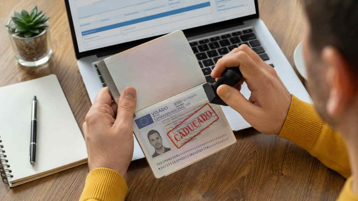 Persona revisando un visado caducado en España antes de iniciar un trámite de renovación de residencia