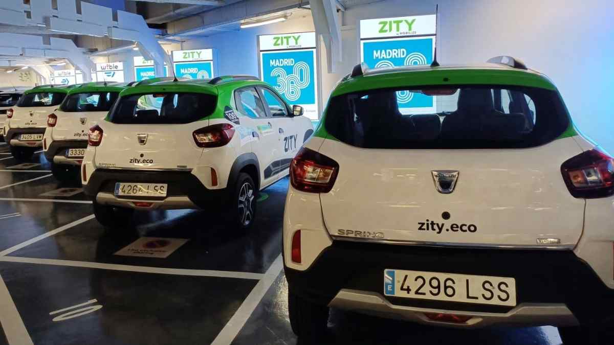 Coches eléctricos de Zity aparcados en Madrid antes del cierre definitivo del servicio de carsharing