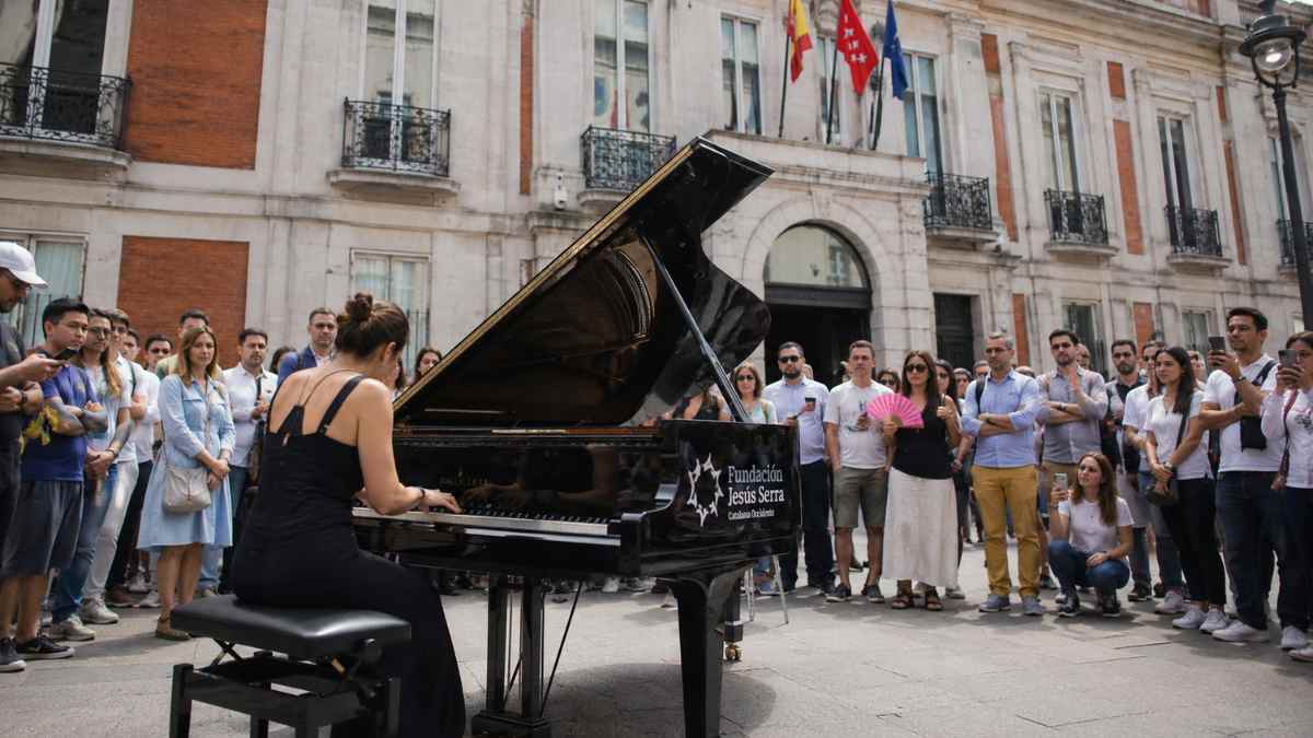 Pianista ofreciendo un concierto gratuito al aire libre en el centro de Madrid durante un festival dedicado al piano.
