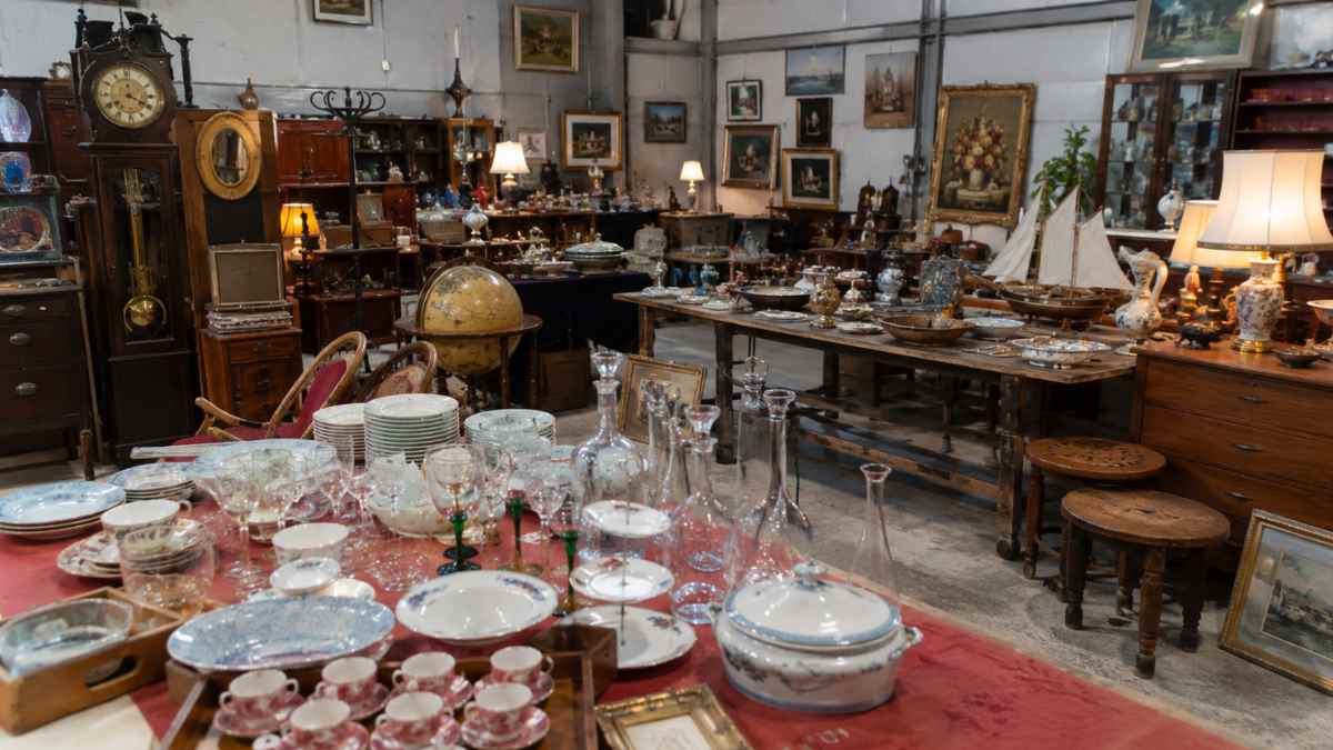 Venta de antigüedades procedentes del vaciado de un chalet en Madrid con muebles, vajillas, cuadros y objetos de decoración.