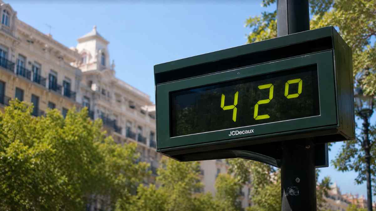 Termómetro de calle marcando 42 grados durante el episodio de calor extremo previsto por la AEMET en España
