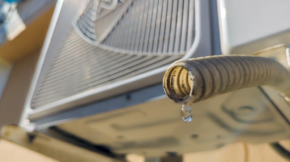 Tubo de desagüe de un aire acondicionado expulsando agua por condensación