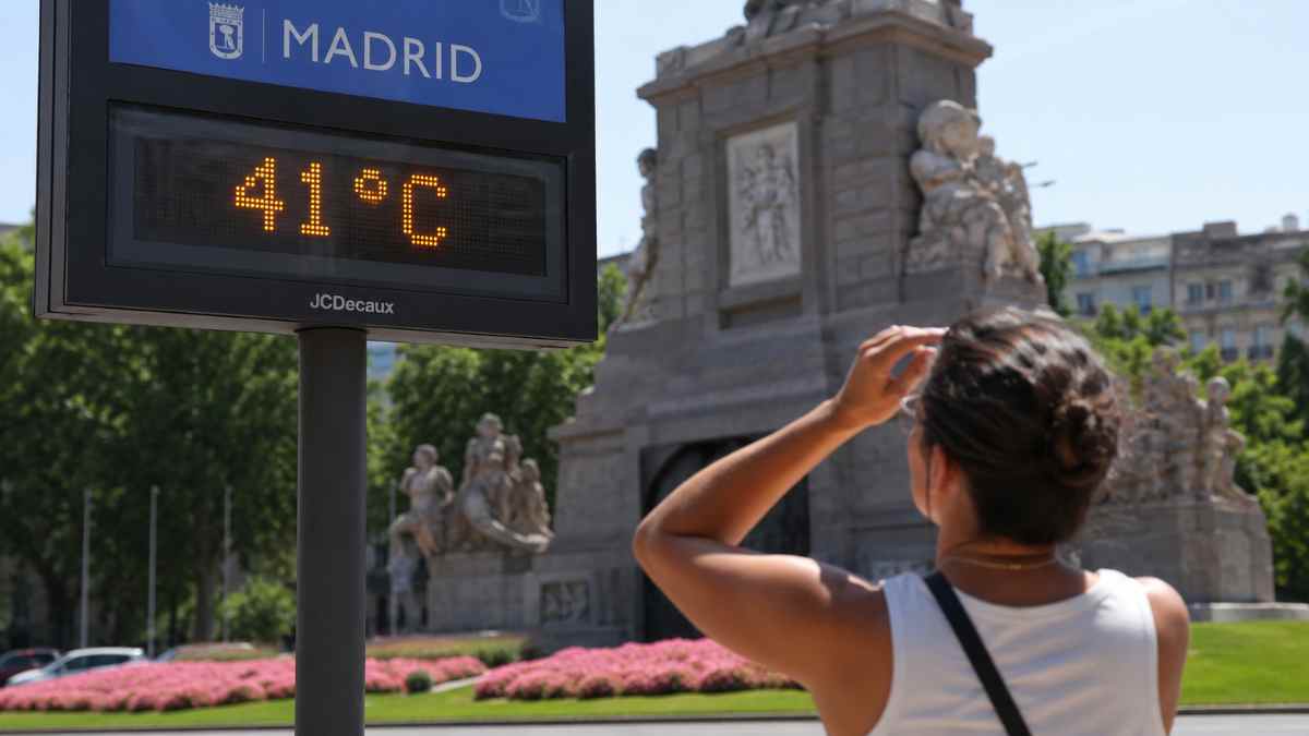 Madrid en alerta naranja por calor extremo con un panel marcando 41 grados durante la ola de calor