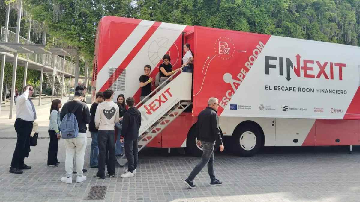 Estudiantes de Formación Profesional participan en el escape room financiero FINEXIT durante una jornada de educación financiera en España