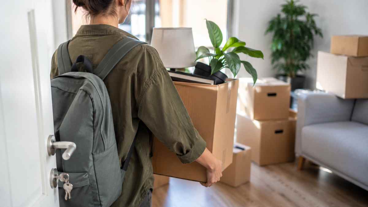 Inquilina entrando en una vivienda alquilada con cajas durante la vigencia de un contrato de alquiler