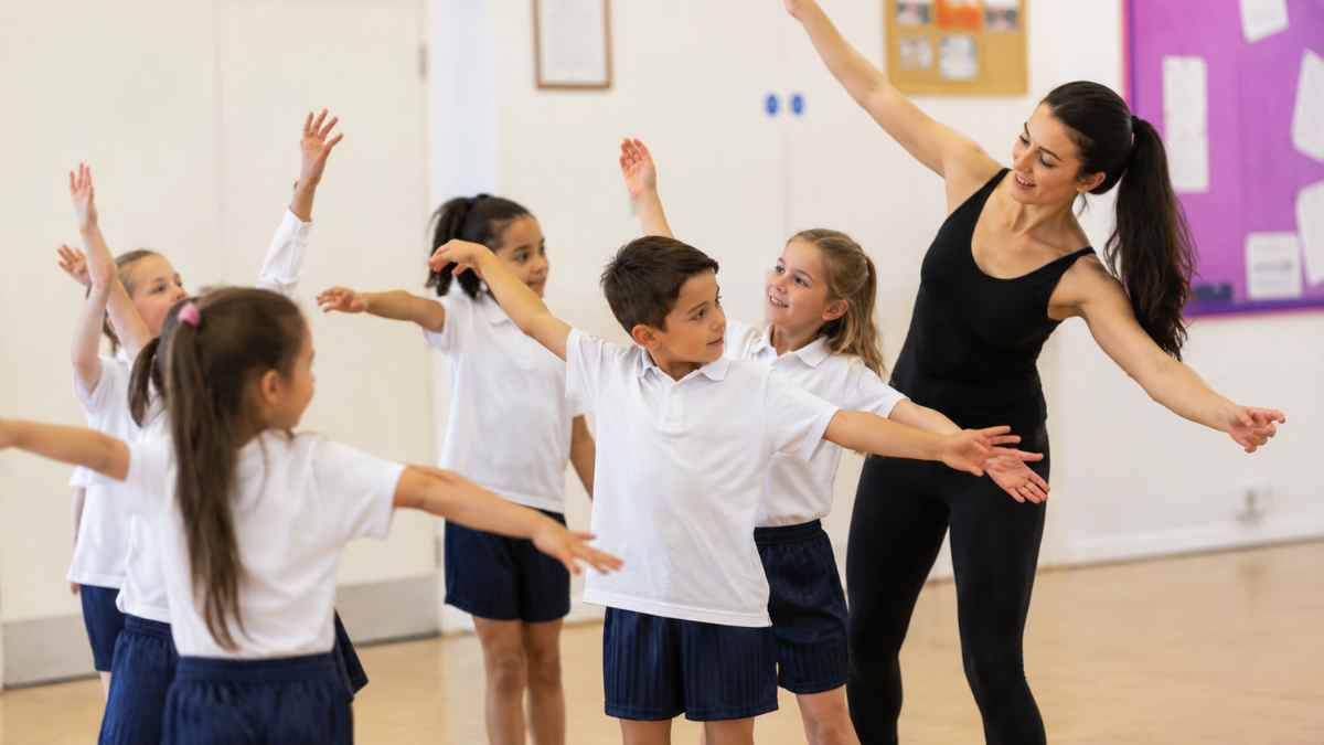 Auxiliar de danza imparte una clase a alumnos de Primaria en un colegio de la Comunidad de Madrid