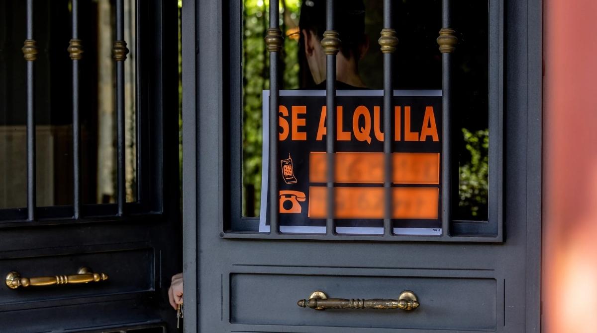 Cartel de se alquila en una vivienda de Madrid relacionado con las ayudas al alquiler de hasta 900 euros