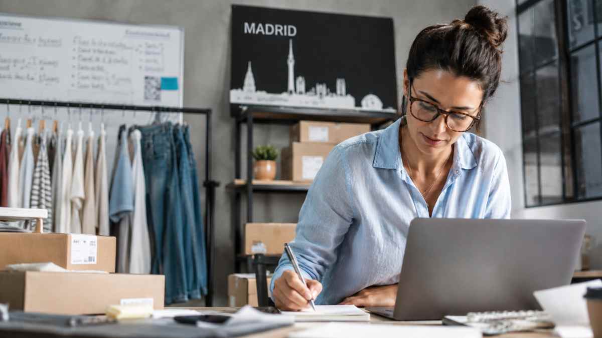 Autónoma gestionando su negocio online mientras consulta las ayudas para autónomos de Madrid de hasta 10.000 euros