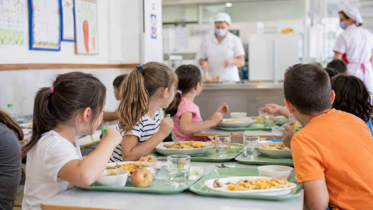 Niños en un comedor escolar durante las actividades de verano financiadas por las ayudas de la Comunidad de Madrid