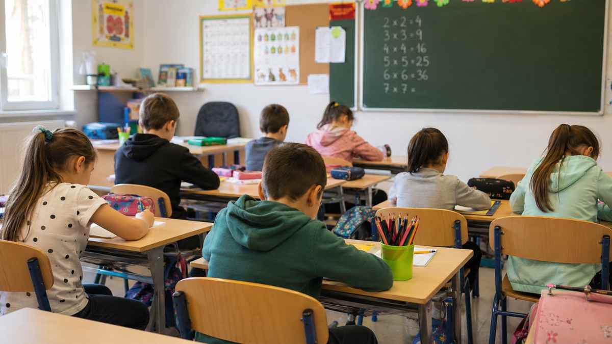 Alumnos en un aula durante el curso escolar en Móstoles, donde las familias podrán solicitar ayudas escolares de hasta 100 euros