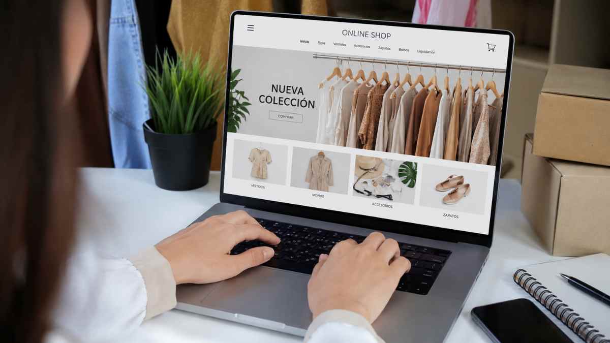 Pequeño comercio gestionando una tienda online tras las multas de hasta 13.000 euros impuestas por la Comunidad de Madrid