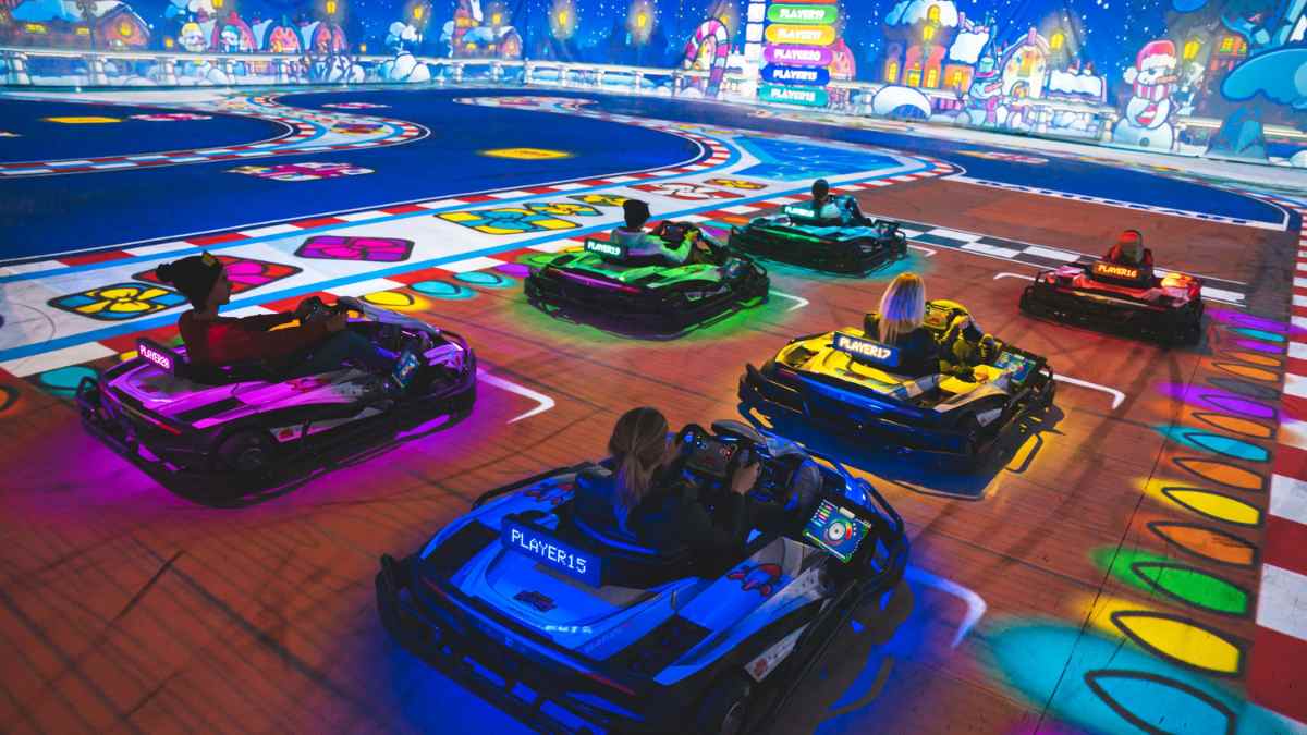 BattleKart Madrid con varios karts eléctricos compitiendo en una pista interactiva de realidad aumentada en el Palacio de Hielo