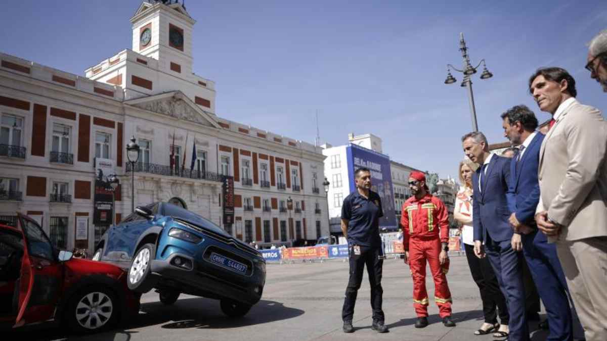 Bomberos realizan un simulacro de rescate en accidentes de tráfico durante el campeonato nacional celebrado en Madrid