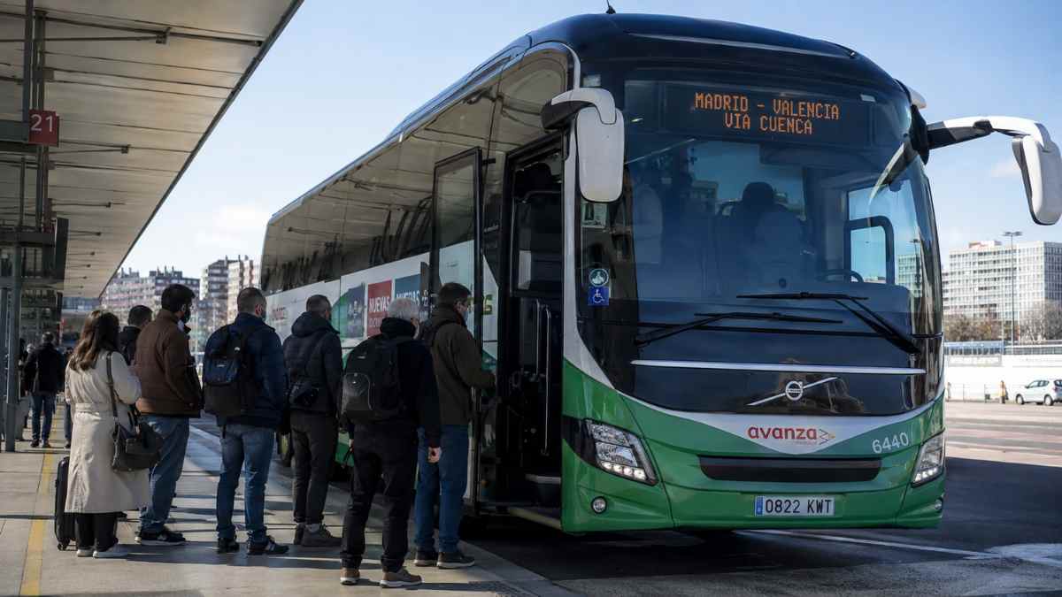 Autobús del corredor Madrid-Valencia en una estación de viajeros tras anunciarse una rebaja del 12% en las tarifas
