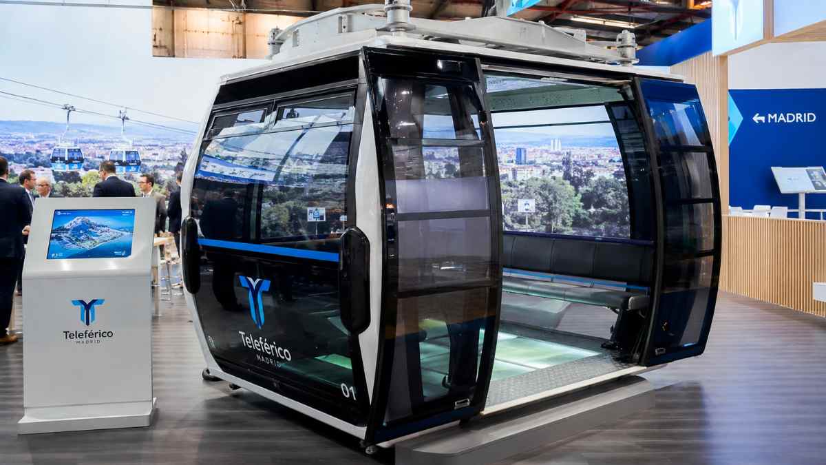Nueva cabina panorámica del Teleférico de Madrid con suelo de cristal presentada antes de su reapertura en 2027