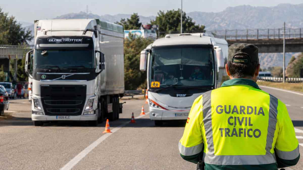 Conductores profesionales de autobuses y camiones durante un control de tráfico relacionado con el certificado CAP en Madrid