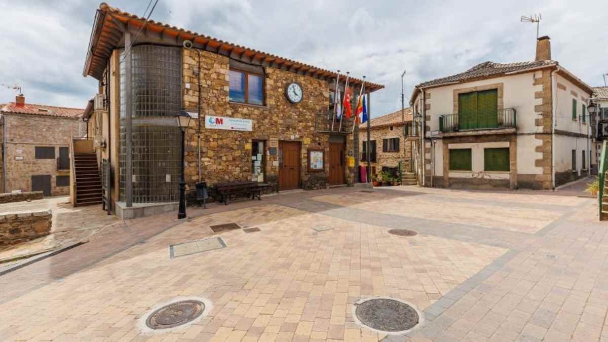 Plaza del Ayuntamiento de Horcajo de la Sierra-Aoslos, uno de los pueblos de Madrid con casas en venta desde 30.000 euros