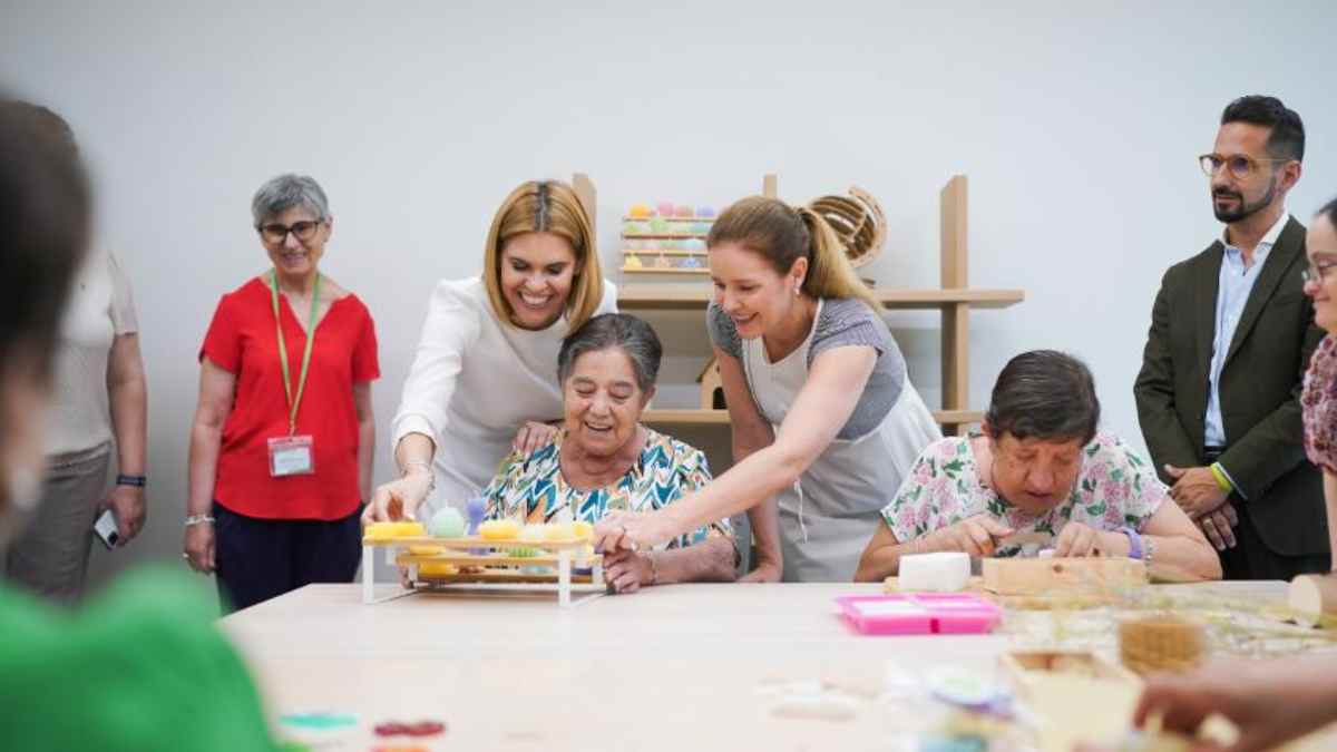 Mujeres con discapacidad intelectual participan en un taller del nuevo centro ocupacional inaugurado por la Comunidad de Madrid en Alcalá de Henares.