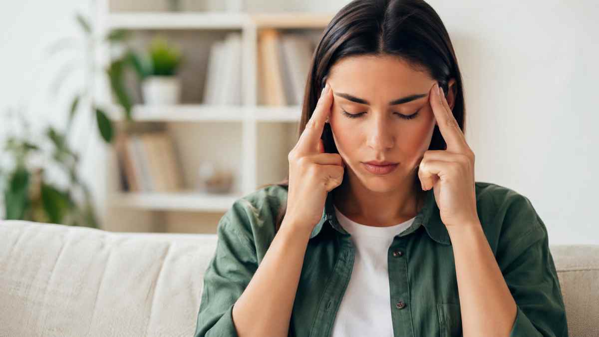 Mujer con los ojos cerrados intentando recordar información para mejorar la concentración y la memoria