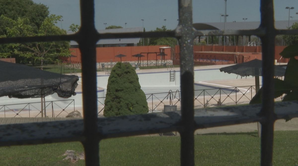 Piscina municipal de Ciempozuelos cerrada y vacía tras la intervención de la concesión municipal
