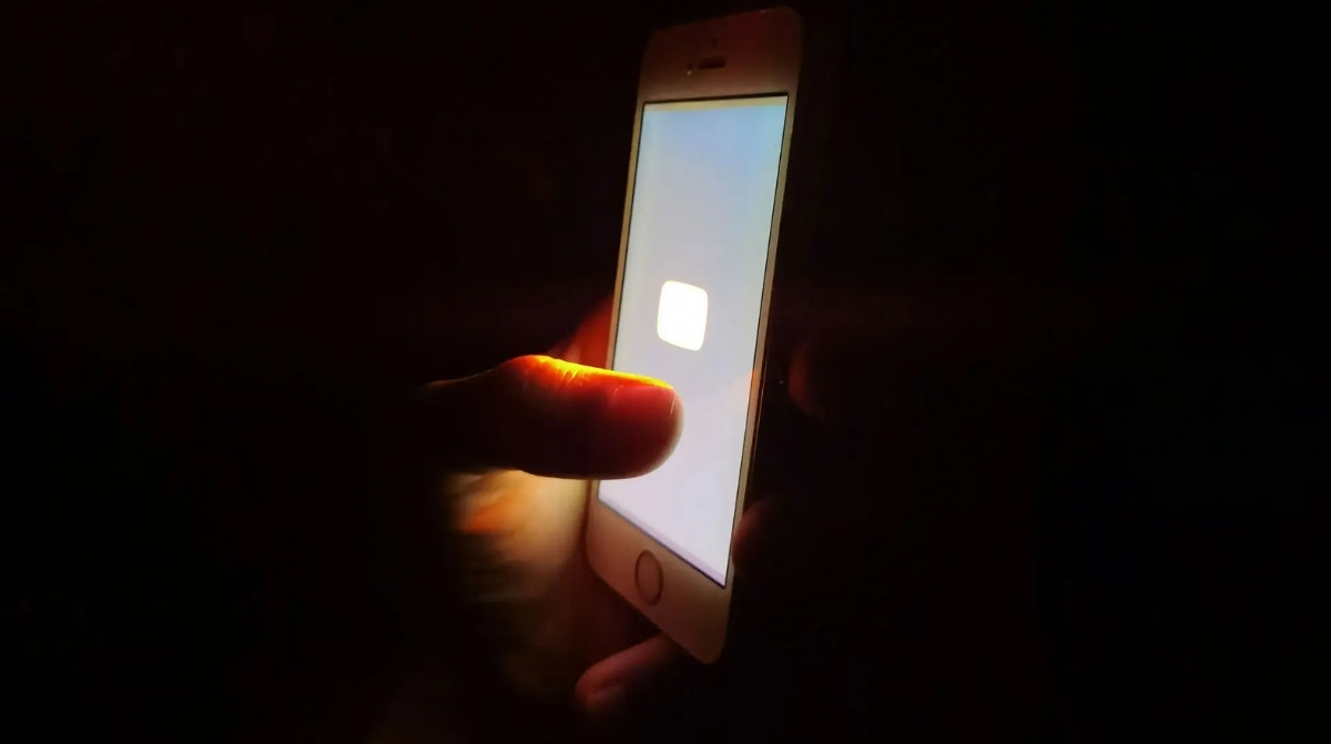 Teléfono móvil encendido durante un apagón para ilustrar la cobertura móvil en caso de corte eléctrico