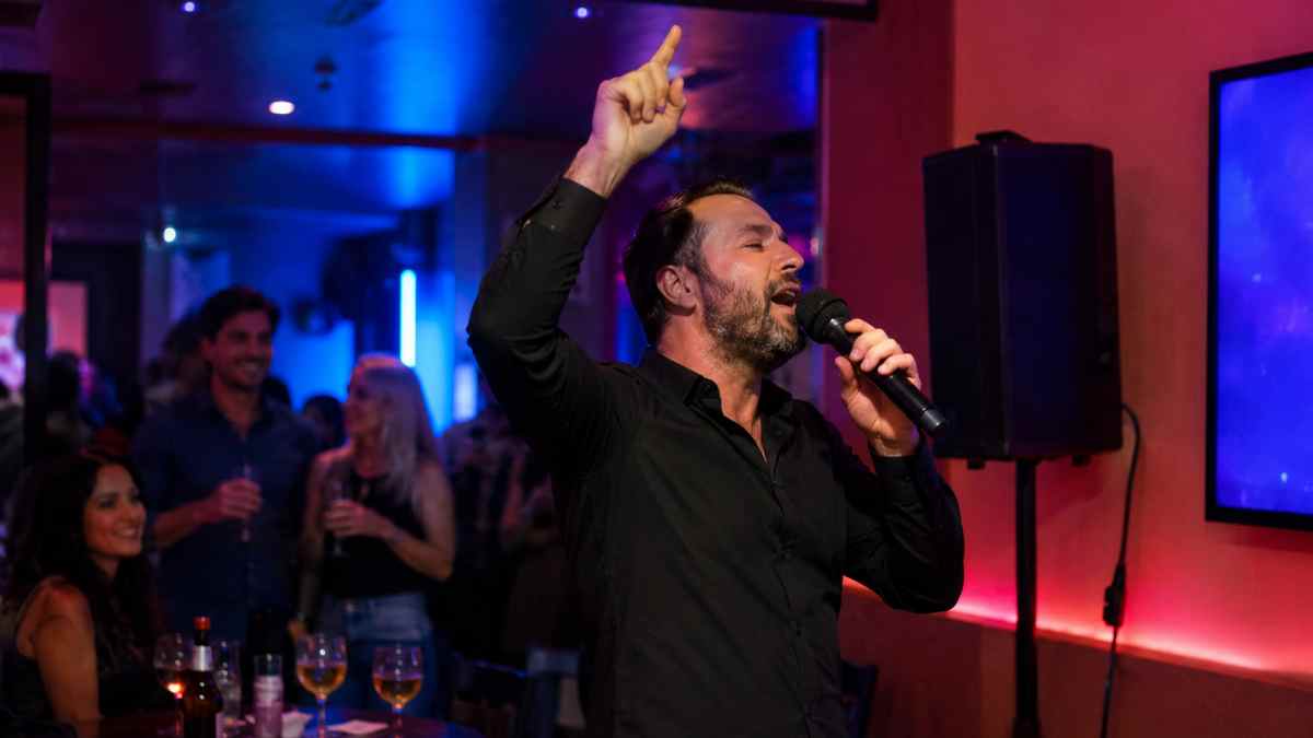 Cocinero cantando en un karaoke durante una baja laboral por lumbalgia en un caso de despido declarado improcedente