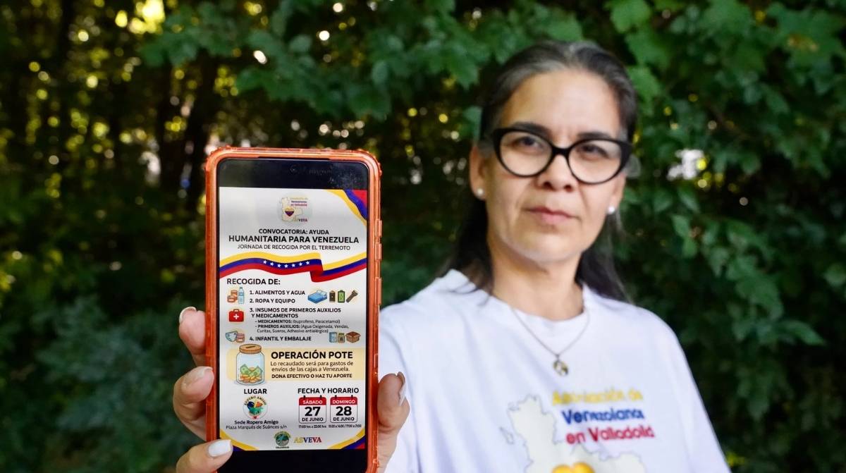 Mujer muestra un cartel de recogida de ayuda humanitaria para los afectados por el terremoto de Venezuela desde Madrid.