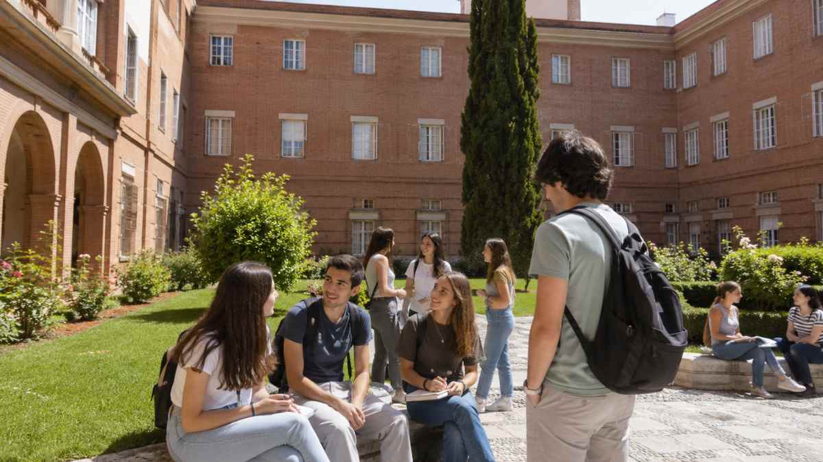Estudiantes en un colegio mayor de Madrid durante el programa Madrid Campus 365 de verano.