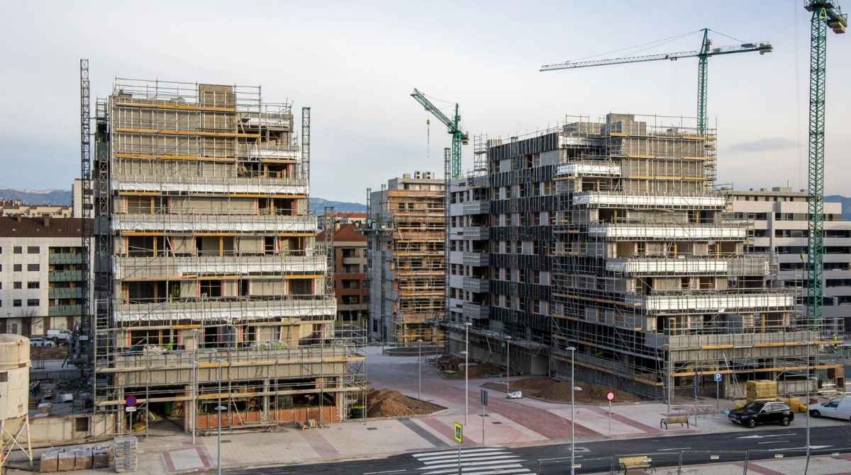 Edificios de viviendas en construcción vinculados al debate sobre el Plan Estatal de Vivienda recurrido por la Comunidad de Madrid