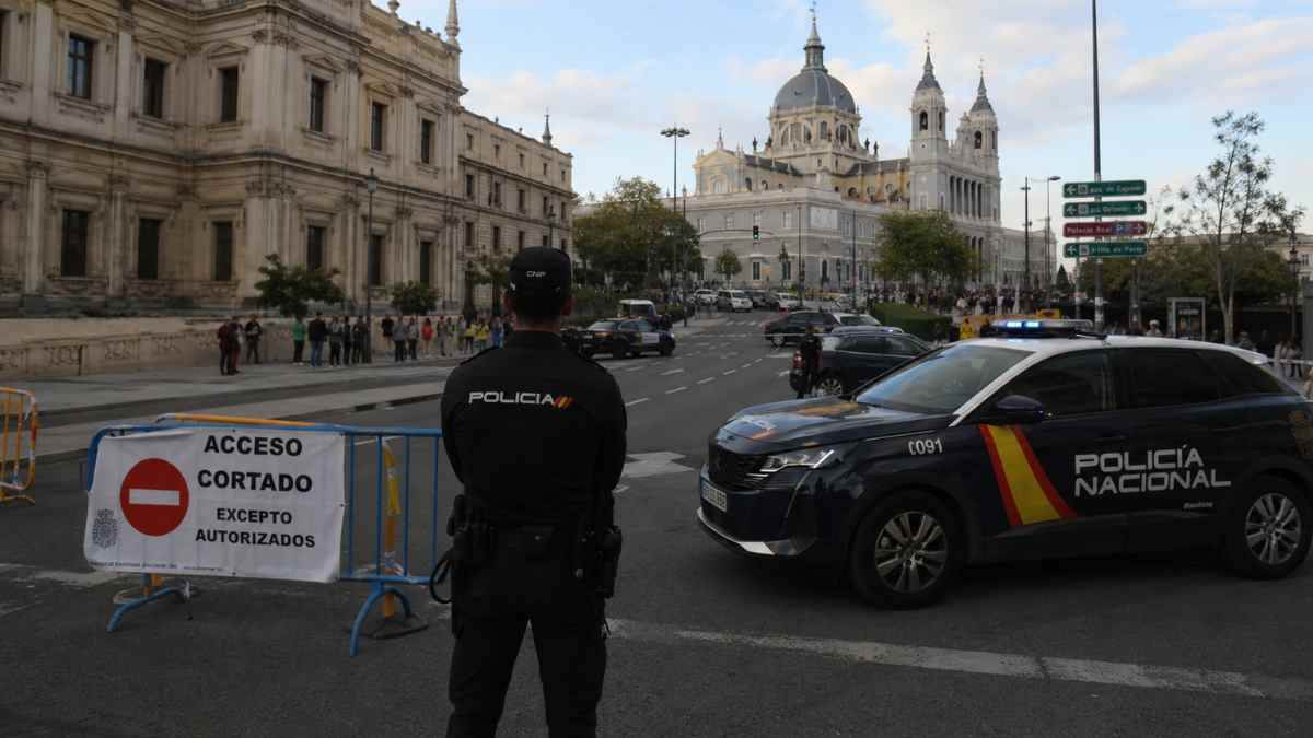 Cortes de tráfico en Madrid por la visita del Papa León XIV con presencia policial y restricciones junto a la Catedral de la Almudena