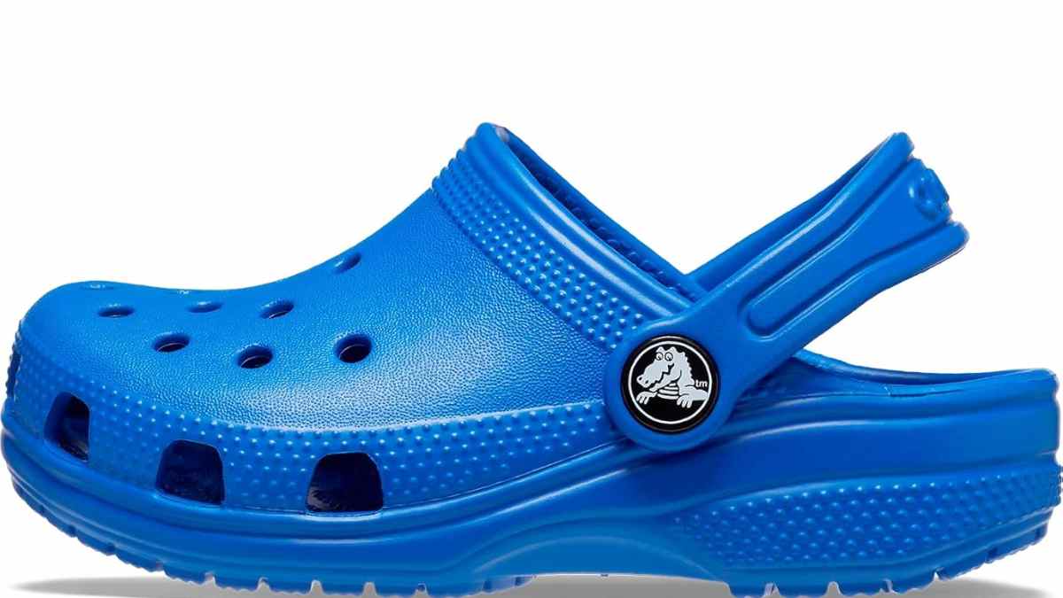 Crocs Classic Clog para niños en color azul rebajadas casi a mitad de precio