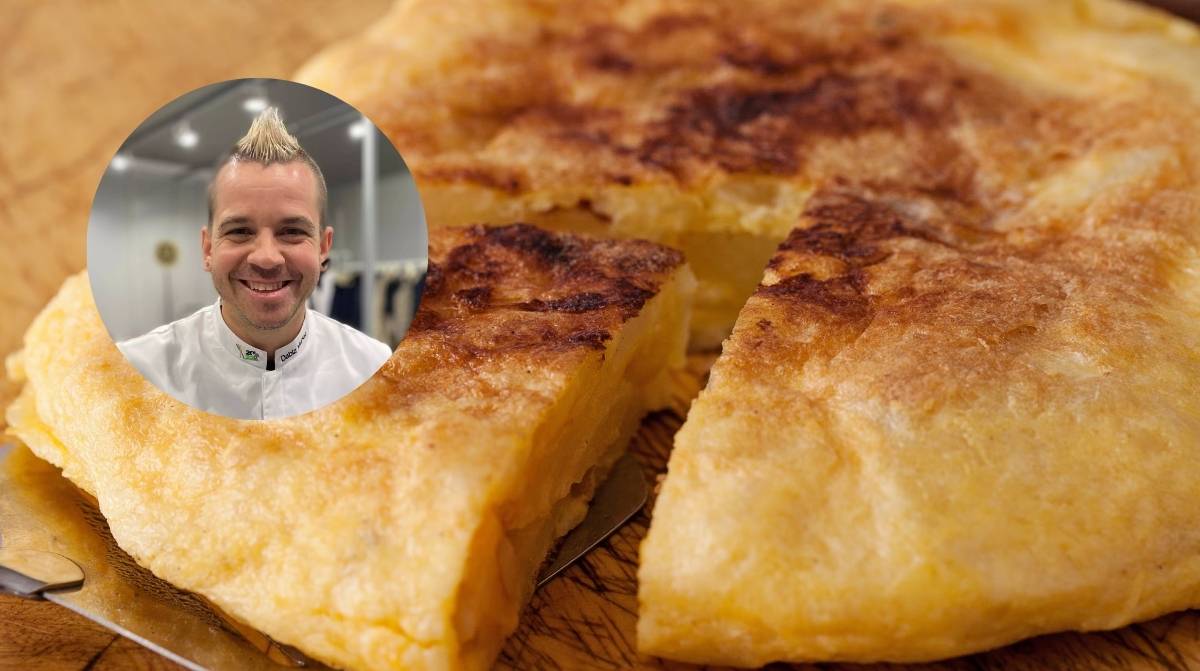 Dabiz Muñoz junto a una tortilla de patatas sin cebolla, la versión que defiende el chef madrileño