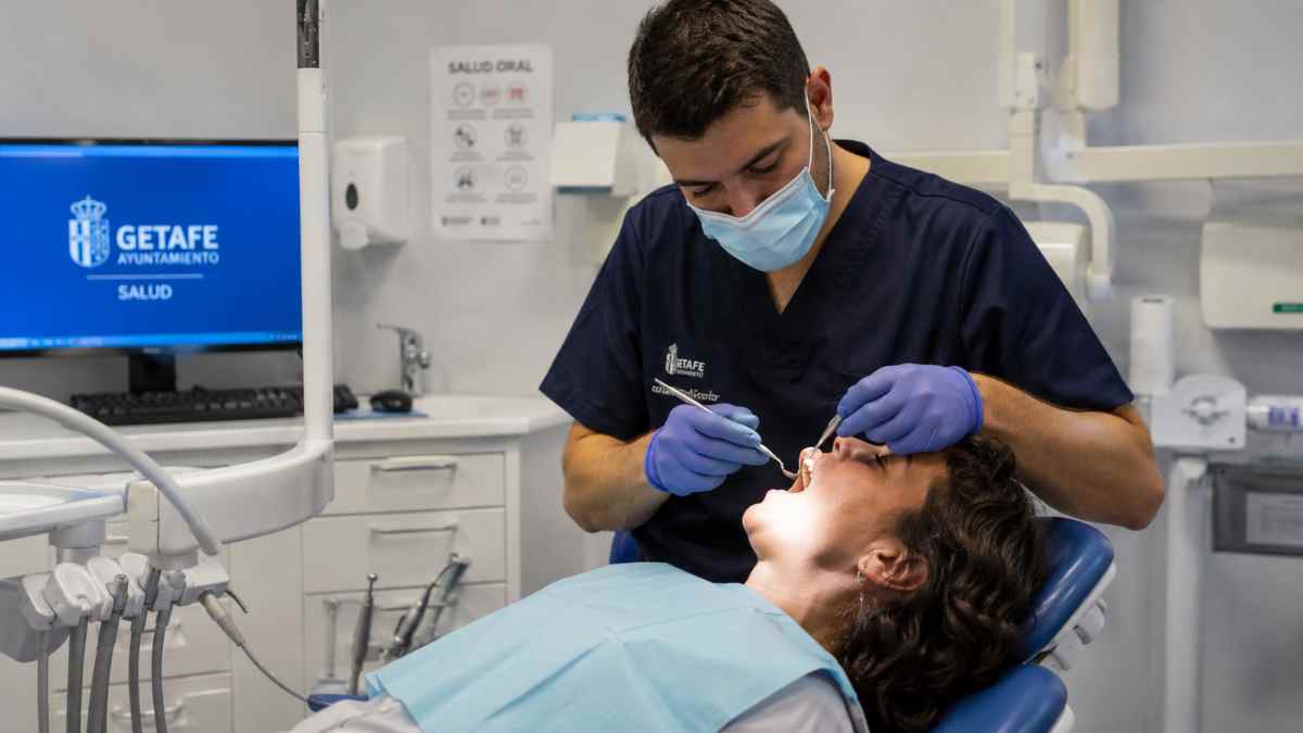 Dentista municipal de Getafe atendiendo a una paciente en el nuevo servicio gratuito de salud bucodental para personas vulnerables
